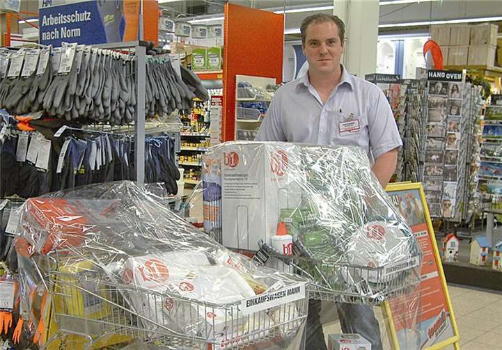 Martin Düwell an den beiden Schätzwagen für Frauen und Männer.