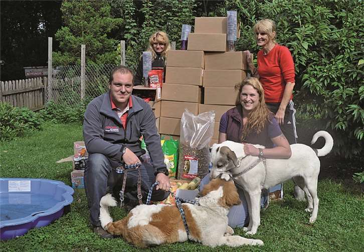 Martin Düwell vom Remagener Toom-Markt übergab eine Spende aus dem Erlös des 35 Jahre-Toom-Festes an das Remagener Tierheim.