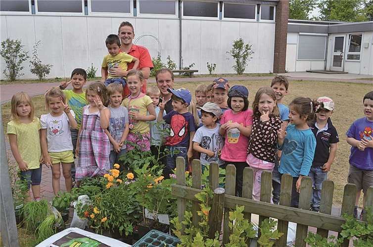 Martin Düwell vom toom-Baumarkt übergab als Spende vom Tag der offenen Tür im vergangenen Jahr Pflanzen und Erde für die Kräuterspirale. Die Kinder pflanzten anschließend gemeinsam mit toom-Mitarbeiter Thomas Walz. 