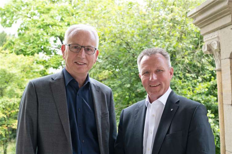 Martin Engelhardt (links) beerbt Dr. Thorsten Junkermann (rechts) als Kaufmännischer Direktor der Rhein-Mosel-Fachklinik Andernach. Foto: Landeskrankenhaus (AöR) / Wolfgang Pape