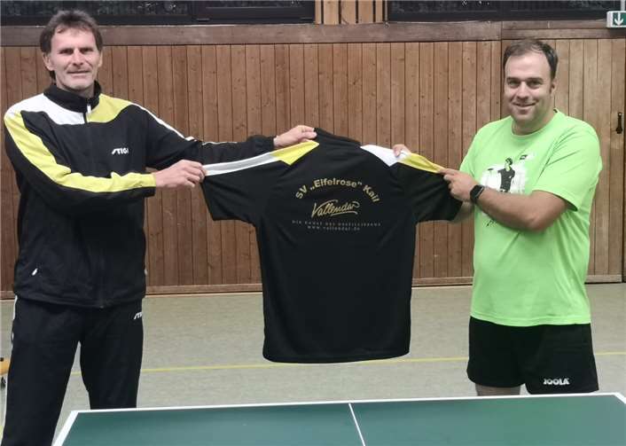 Martin Esper (links) übergibt dem Neuzugang Andreas Rossi (rechts) das Vereinstrikot der Eifelrose. Foto: privat