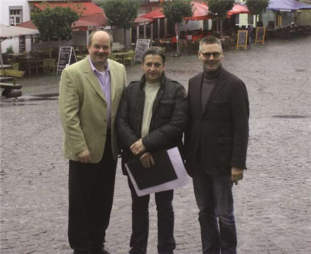 Martin Flöck und Stefan Schubert stellten Oliver von der Gathen als Leiter des Linzer Weihnachtsmarktes vor. DL