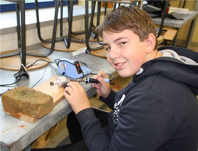 Martin Funke testet die Funktionsfähigkeit eines Dynamos. Kann gelötet werden oder muss er ersetzt werden?