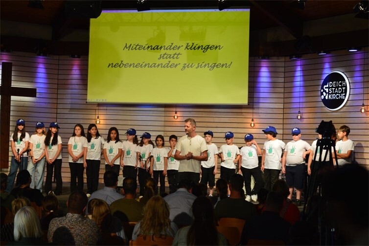 Martin Geiger von der Musikschule Neuwied mit den Kinder Marienschule