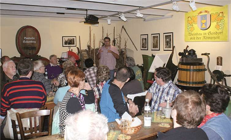 Martin Gerlach erläutert den Schützen den Weinbau an der Terrassenmosel.privat