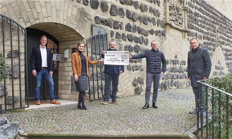 Martin Gierse (Geschäftsführer des Deutschen Kinderhospizvereins), Silke Keller (Leitung der Öffentlichkeitsarbeit des Deutschen Kinderhospizvereins), Dino Massi (Präsident der Prinzen-Garde Köln 1906 e. V.), Bernhard Sommer (Vorstandsvorsitzender der Kern-Haus AG) und Marcel Kappestein (Kommandant der Prinzen-Garde Köln 1906 e.V.) am Turm Prinzen-Garde 1906 e.V. in Köln (v. l. n. r.).Quelle: Kern-Haus AG