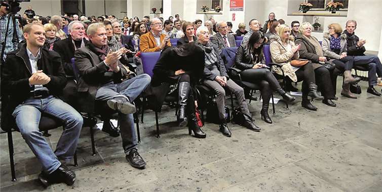 Martin Görlitz (2. v. l.) stellte die Räumlichkeiten für die Veranstaltung zur Verfügung.