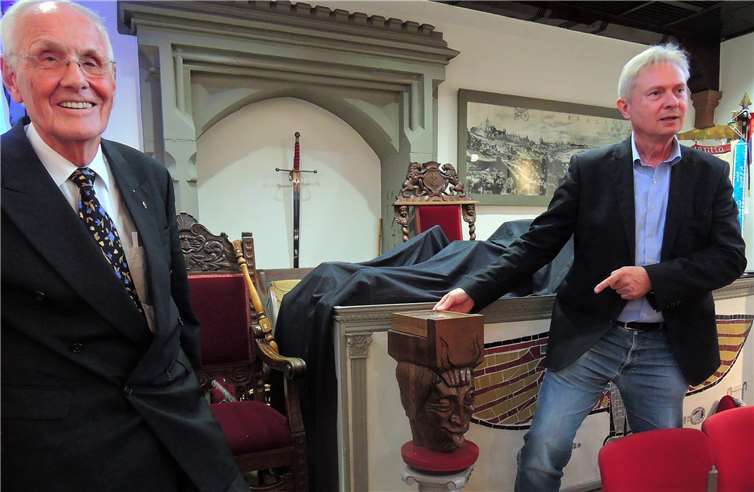 Martin Görlitz (re.) erklärt, warumder Janus aus dem Alten Kaufhaus ausziehen musste.