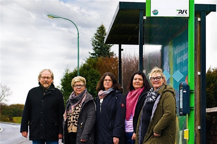 Martin Grätz (Sachkundiger Bürger für Kompass.Swisttal. im Rat der Gemeinde Swisttal, ganz links) und Iris Rang (Vorstandsmitglied Kompass.Swisttal., ganz rechts) zusammen mit betroffenen Müttern.