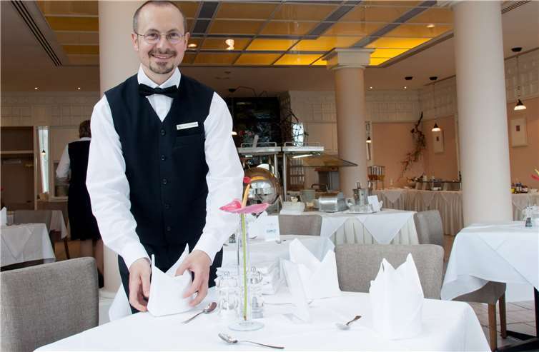 Martin Grochowski von den Barmherzigen Brüdern arbeitet im Seehotel Maria Laach. Foto: Bistum Trier