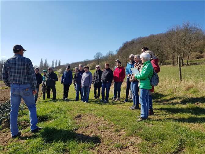Martin Hagemann und Sebastian Luhmer, Bio-Landwirte aus Niederbachem, erläutern Interessierten den „Klimawandel vor Ort“.  Foto: privat