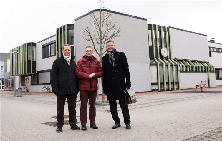 Martin Hammelstein vom Fachbereich Gebäudemanagement, Wirtschaftsförderer Dirk Schwindenhammer und der beauftragte Immobilienfachmann Wolfgang Hohmann.CEW