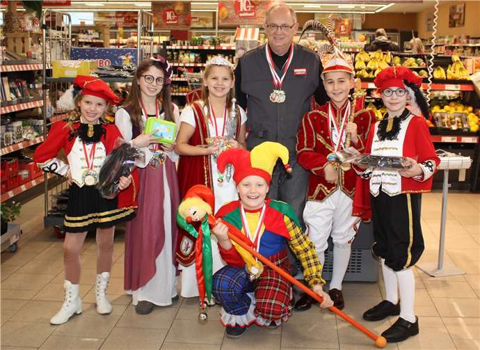 Martin Heinrichs übergab Wurfmaterial an das Kinderprinzenpaar samt Gefolge.