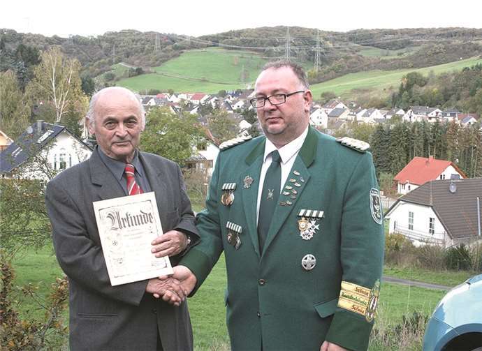 Martin Heuser erhielt für seine 60-jährige Zugehörigkeit zu den St. Hubertus Schützen von Brudermeister Jörg Dietzler eine Urkunde.WER
