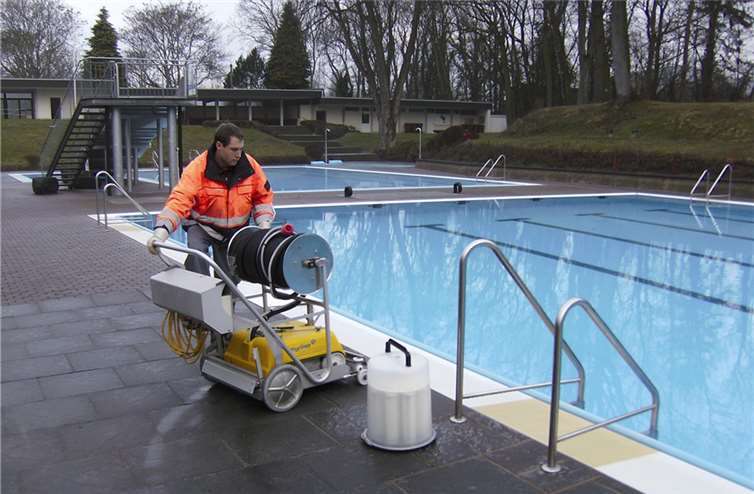 Martin Hilger bei den Vorbereitungen auf die neue Badesaison. privat