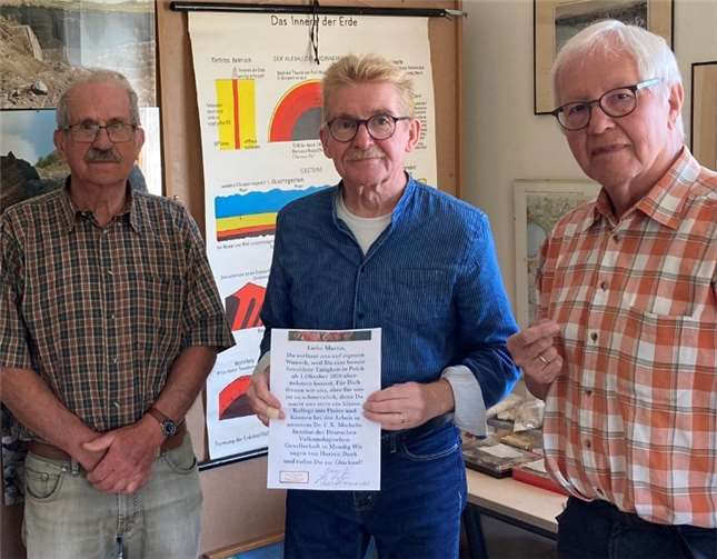 Martin Himmelstein (mi.) freute sich sehr über die Anerkennung seiner Kollegen und das wertvolle Geschenk.Foto: privat