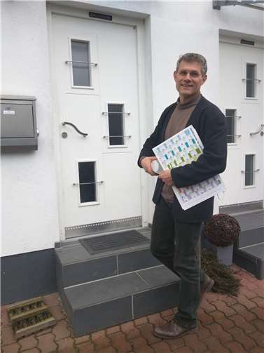 Martin Ibald beim Verteilen des Abfallkalenders. Foto: privat