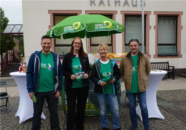 Martin Jende, Sabine Granzow, Liane Hoffmann, Patric Elsen (v. l.) starten auch bei mäßigem Wetter motiviert in Gespräche auf offener Straße.Foto: privat