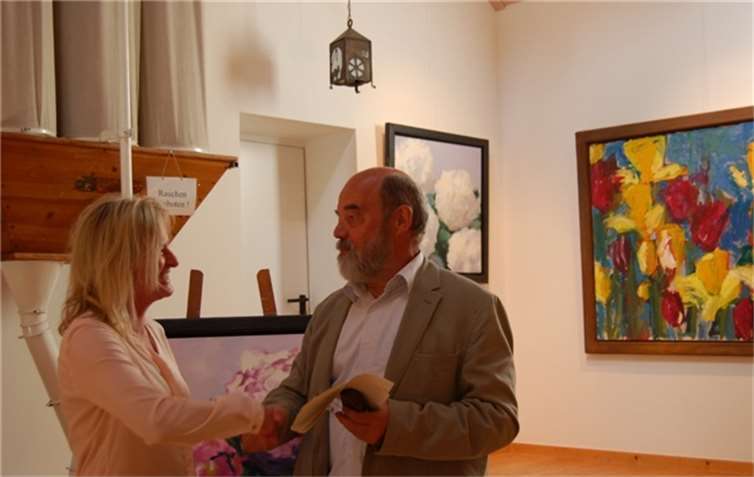 Martin Kaiser von EifelART begrüßte Uta Weckbecker.