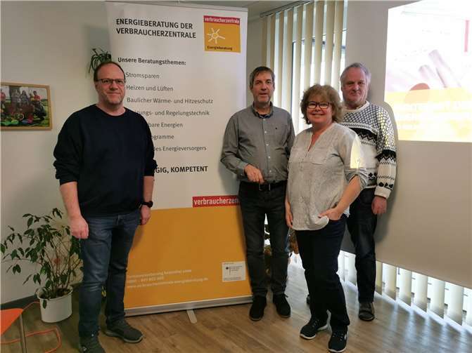 Martin Knopp von der Verbraucherzentrale Rheinland-Pfalz (2. von links) mit den Ehrenamtlern (von links nach rechts) Dietmar Holz, Iris Holz und Reinhard Stelling.  Foto: Alexandra Heinz