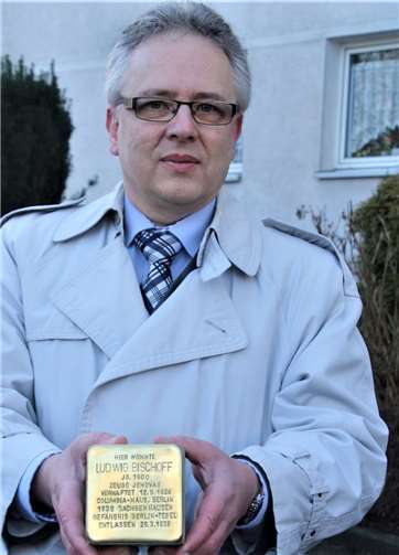 Martin Krüger mit dem Stolperstein für seinen Großvater. Fotos: privat