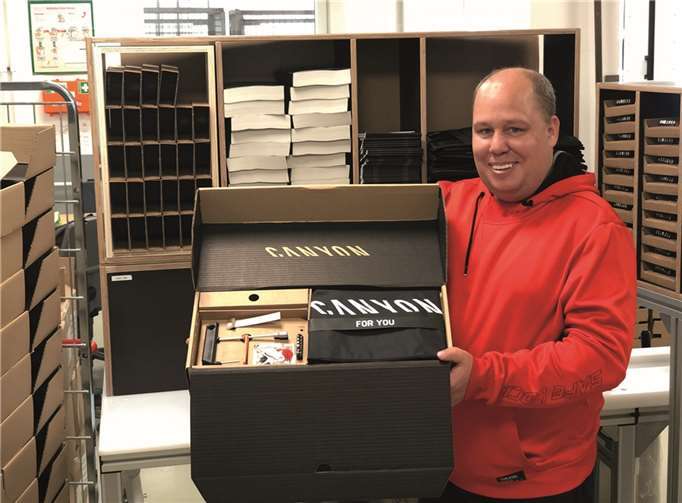 Martin Lehmann präsentiert eines der Starter-Pakete, die in den Caritas-Werkstätten in Lahnstein und St. Goarshausen für die Firma Canyon bestückt werden: „Die Konfektionierung ist für uns eine spannende Herausforderung. Für einen großen deutschen Fahrradhersteller tätig zu sein macht uns alle sehr stolz. Hier ist für jeden die passende Tätigkeit dabei“, sagt der langjährige Beschäftigte der Caritas-Werkstätten Westerwald-Rhein-Lahn. Quelle: Caritas-Werkstätten Westerwald-Rhein-Lahn