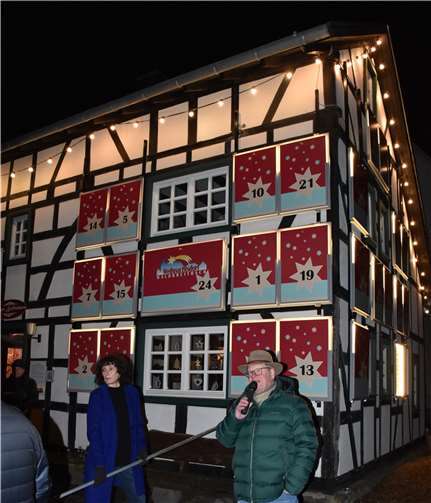 Martin Lerbs und Hildegard Ambros erläuterten den neuen Adventskalender am Handwerksmuseum.