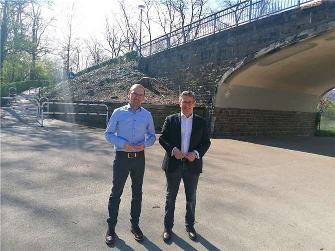 Martin Lips (li.) und Dr. Thorsten Rudolph von der SPD Koblenz Süd machten sich vor Ort ein Bild von der aktuellen Situation an der Mozartbrücke. Foto: privat
