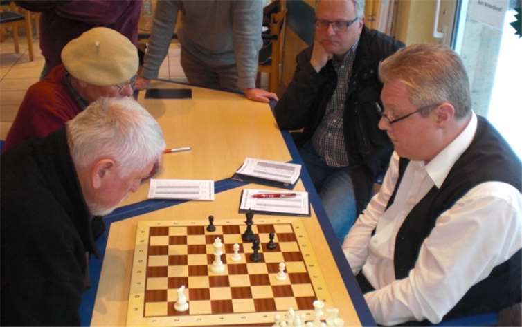 Martin Lukas (rechts) remisierte gegen FIDE-Meister Gottfried Schumacher. privat