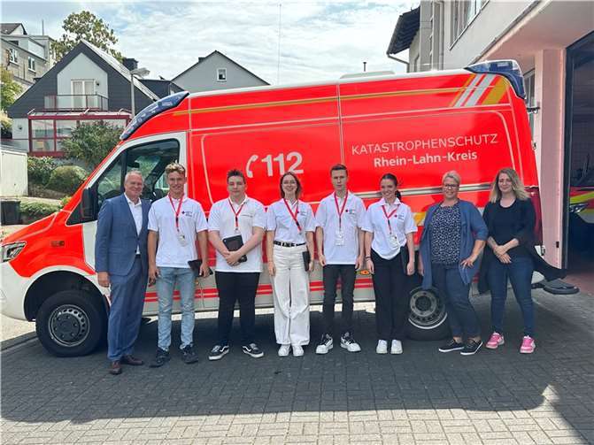 Martin Maser (DRK Rhein-Lahn e.V. Kreisgeschäftsführer), das studentische Werbeteam, Anke Wagner (Geschäftsführerin des Betreuungsvereins des DRK-Kreisverbandes Rhein-Lahn e.V.), Tatjana Stahl (DRK- Kreisverband Rhein-Lahn. e.V.) (v.l.). Foto: DRK Rhein-Lahn e.V. / Ulli Piel