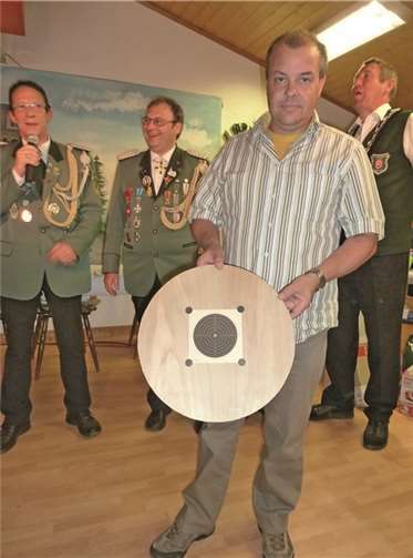 Martin Nagel mit der Ehrenscheibe.