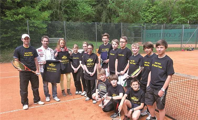 Martin Pastoors unterstütz den Teamgeist der Tennismannschaft mit einheitlichen Outfits.  Privat