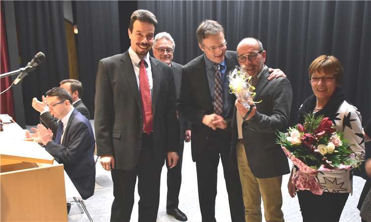 Martin Prümm (2. v. rechts) erhielt für seine Leistungen als Baudezernent vom Bundestagsabgeordneten Josef Oster ein Geschenk.