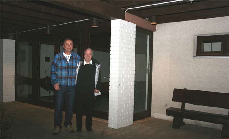 Martin Reuter und Josef Girolstein sorgten für eine ausreichende Beleuchtung auf dem Weg zur Waldorfer Friedhofshalle.WER