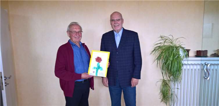 Martin Sandmann (r.) überreichte im Namen der Gemeinde das Bild an Lothar Lück. privat