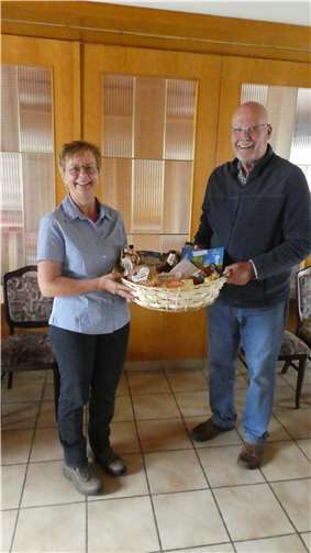 Martin Sandmann überreicht der Gewinnerin Marita Kalbitzer ihren Gewinn.  Foto: privat