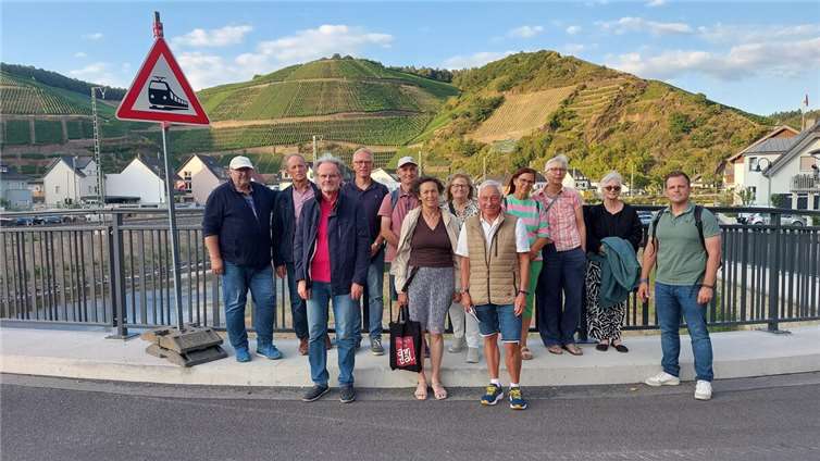 Martin Schell (rechts) gemeinsam mit den Gästeführern auf der neuen Weinbaubrücke in Dernau.  Foto: Marina Zille