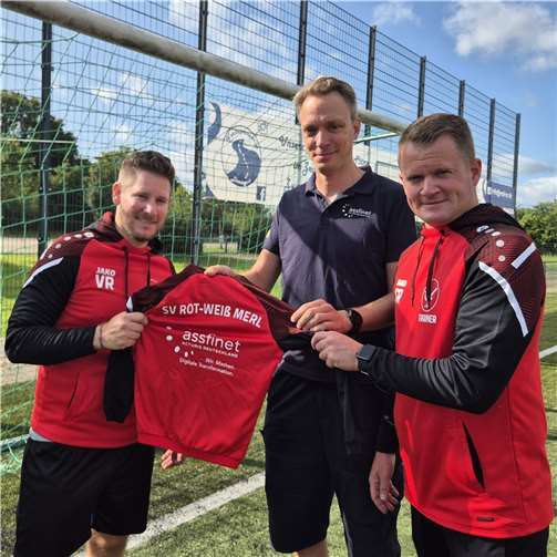 Martin Schilgen übergibt die Trikots.