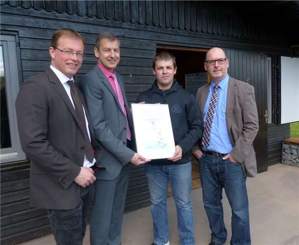 Martin Schmidt vom Vereinsring Rieden freut sich über den RWE Klimaschutzpreis, den Verbandsbürgermeister Jörg Lempertz, Bürgermeister Andreas Doll und RWE-Kommunalbetreuer Michael Dötsch, Leiter der Region Rauschermühle, überreichten.RWE