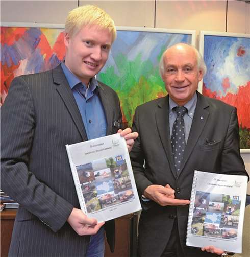 Martin Schmitt (l.) hat den neuen Leitfaden verfasst. Der Erste Kreisbeigeordnete, Bernhard Mauel, geht fest davon aus, dass Umweltgefährdungen durch Ölunfälle reduziert werden können. 