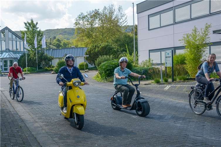 Martin Schmitt und Fabian Ehmann, MdL auf den E-Rollern der Firma Kumpan – auf den Fahrrädern die GRÜNEN aus Remagen Stefani Jürries und Volker Thehos. Foto: Kumpan electric/Rene Dolff