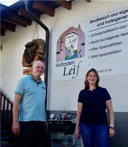 Martin Schmitt zusammen mit Sonja Holzem-Leif beim Besuch der Metzgerei Leif in Müsch. Foto: privat