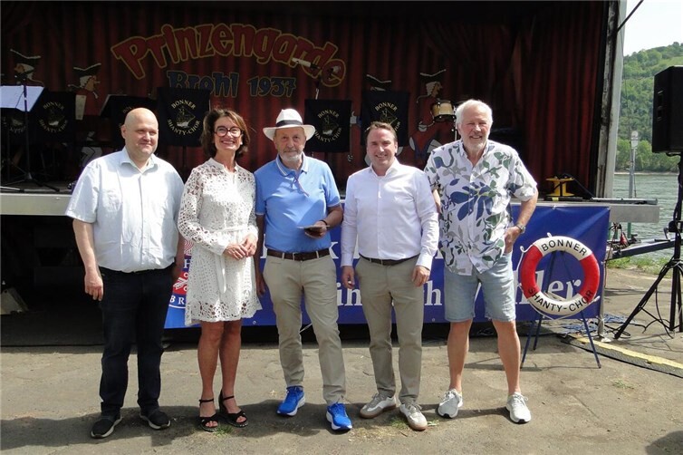 Martin Schnitker Geschäftsführer Kulturverein, Petra Schneider MdL, Helmut Rosenbaum Vorsitzender Kulturverein, Marcel Caspers Verbandsbürgermeister, Jürgen Roos 1. Beigeordnerter der Ortsgemeinde