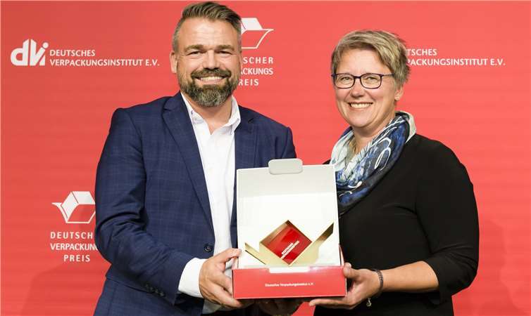 Martin Schulz, Marketingleiter, und Beate Padur, Verpackungsentwicklerin, nahmen den Deutschen Verpackungspreis 2019 für Griesson - de Beukelaer entgegen. Foto: Uwe Niklas, Steffen Kirschner