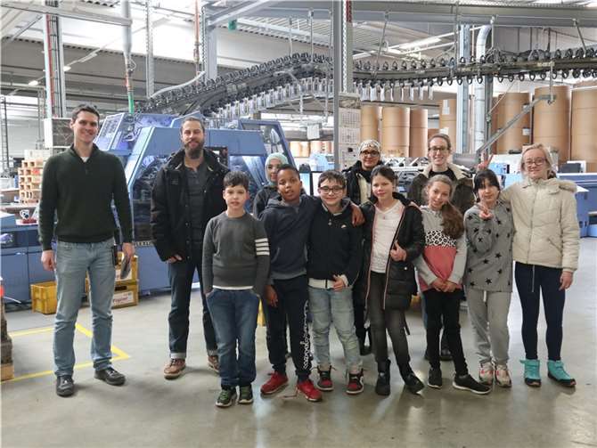 Interessanter Blick hinter die Kulissen Martin Seidel (l.) führte die Lerngruppen durch die Produktionshalle. Fotos: CF