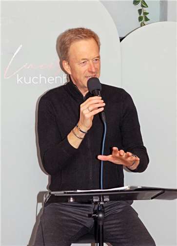 Martin Seidler vermochte es, seine Zuhörerschaft mit einfühlsamer Intonation und dezenter Gestik mit in die vorgetragenen Geschichten zu ziehen. Foto: Hans-Peter Kranz