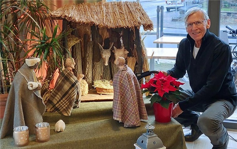 Martin Steffens und seine alte Familienkrippe im DomCafé. Foto: Markus Hartmann