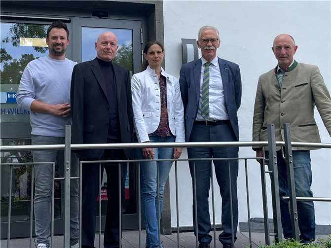 Martin Thormann, Ulrich van Bebber, Christina Steinhausen, Arne Rössel und Dominik Graf von Spee (von links) vor IHK-Geschäftstelle in Bad Neuenahr-Ahrweiler. Foto: privat