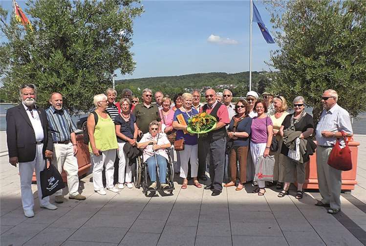 Martin Tillmann ehrte Monika Fuchs nach einer wiederum gelungenen Stadtführung. privat