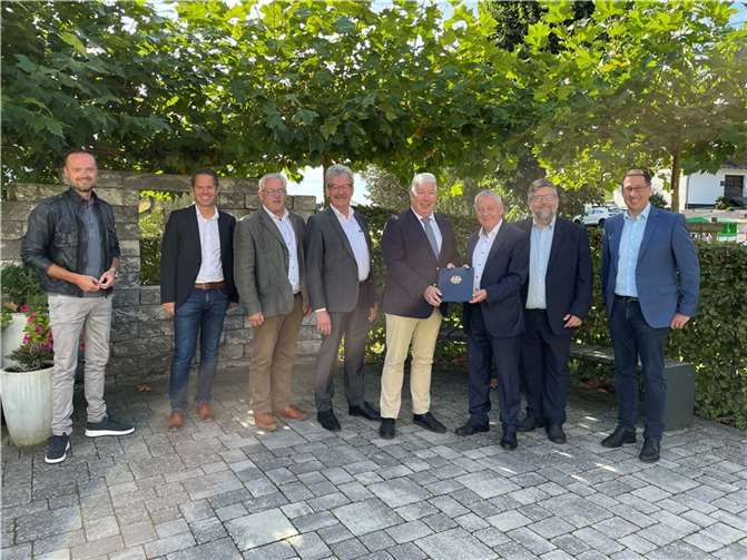 Martin Wagener, Regionalleiter für den Projektträger ateneKOM, überreichte den offiziellen Förderbescheid persönlich an Landrat Schnur. Foto: Kreisverwaltung Cochem-Zell